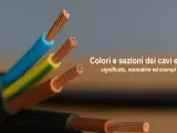 Dettaglio di diversi tipi di cavi elettrici con fili di rame scoperti, in vari colori: blu, giallo-verde e marrone.