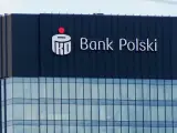 Logo PKO BP na ciemnym budynku. Widoczny napis "Bank Polski".