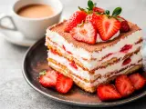 Pyszny deser truskawkowy z kremem i kawą. Idealny, gdy szukasz czegoś, czym zastąpić amaretto w deserach.