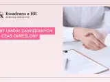 Dwie osoby ściskają sobie dłonie nad dokumentem. Na ekranie widnieje napis "LIMIT UMÓW ZAWIERANYCH NA CZAS OKREŚLONY".