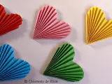 Corazones de papel plegado en rojo, rosa, amarillo, azul y verde. Perfectas manualidades para decoración de San Valentín.