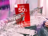 Czerwona metka "sale 50% off" na wieszakach. Czy to początek kompulsywnych zakupów?