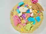 Ein Teigklumpen mit bunten Kekskrümeln, bereit zum bunte Kekse backen.