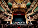 Widownia i scena w olśniewającym, zabytkowym teatrze, gdzie artyści dziękują za aplauz. To miejsce, gdzie rodzi się magia, największy teatr na świecie.