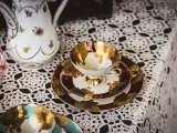 Elegancka porcelana, filiżanki i dzbanek ozdobione złotem i kwiatami. Idealne pamiątki, by poczuć klimat Austrii. Co przywieźć z Austrii? Takie cuda!