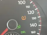 Spia di bassa pressione gomme Polo accesa. Controllare la pressione degli pneumatici per viaggiare in sicurezza.