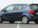 Ciemnoniebieski Opel Meriva B z polskimi tablicami WE 3428V na drodze.