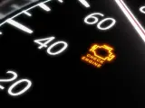 Das leuchtende gelbe Motorkontrollleuchte Symbol auf dem Armaturenbrett signalisiert, dass der Motor überprüft werden muss.