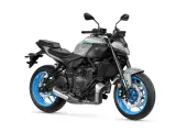 Szary motocykl Yamaha MT-07 z niebieskimi felgami. Poznaj jego yamaha mt-07 dane techniczne i poczuj moc!