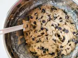 Impasto per biscotti fatti in casa con gocce di cioccolato, pronto per essere infornato.