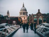 Spacerem po moście Millenium w Londynie, podziwiając katedrę św. Pawła. Idealne miejsce, by poczuć atmosferę miasta i zastanowić się, co warto kupić w Londynie.