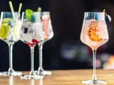 Z czym pić gin lubuski? Orzeźwiające drinki z owocami i lodem, idealne na letnie wieczory.