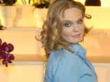 Maria Wiktoria Wałęsa w błękitnej koszuli, z kręconymi blond włosami i niebieskimi oczami, patrzy przez ramię.
