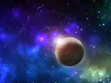 Planeta w kosmosie, otoczona mgławicami i gwiazdami. Czy to zjawisko retrogradacja co to?
