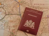 Paszport Holenderski na mapie Namibii. Planujesz podróż do Namibii? Ten paszport to klucz do Twojej przygody.