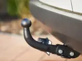 Gancio traino nero montato sul paraurti di un'auto, pronto per il traino secondo il codice della strada.