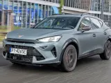 Szary Cupra Formentor na drodze, nowoczesny design, sportowe detale. Sprawdź aktualną cupra cena.