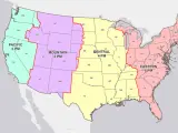 Mapa USA z podziałem na strefy czasowe: Pacyficzną (2 PM), Górską (3 PM), Centralną (4 PM) i Wschodnią (5 PM). Różnica czasu w USA a w Polsce jest znacząca.