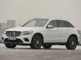 Biały Mercedes GLC 220d na tle miejskiego krajobrazu, gotowy na zimowe wyzwania.
