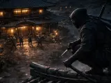 Un ninja acecha desde un tejado, observando a otros guerreros en un pueblo iluminado. La escena evoca la tensión de los juegos de ninjas.