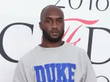 Virgil Abloh, stilista di Louis Vuitton, con una felpa grigia con scritta "Duke".