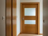 Nowoczesne drzwi z szybą, jak przerobić stare drzwi z szybą na nowoczesne. Drewniane drzwi z dwoma matowymi przeszkleniami.