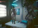 W pokoju w stylu trzecia część nocy cyberpunk, dziewczyna w sportowym stroju stoi na łóżku. Na ścianie wisi plakat i mural.
