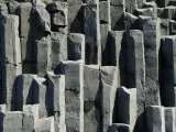 Słupy bazaltowe tworzą naturalną, geometryczną ścianę skalną.