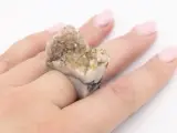 Pierścionek z surowym, kryształowym agatem, który wygląda jak miniaturowa góra.