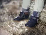 Granatowe, zimowe buty dziecięce na rzepy i sznurowadła, z futerkiem w środku. Wygodne i stylowe, idealne na jesienne i zimowe przygody. Różne marki butów oferują podobne modele.