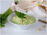 Pesto di sedano fresco, guarnito con mandorle e prezzemolo, pronto per essere gustato.
