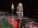 Modelka prezentuje stylizację inspirowaną latami 80. w nowoczesnym wydaniu. To zapowiedź, jak będzie wyglądać moda 2026.