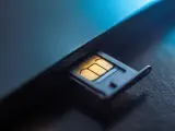 Złota karta SIM w wysuniętej tacce. Telefon nie czyta karty SIM, co może być frustrujące.