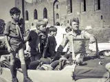 Chłopcy w harcerskich mundurkach i mężczyzna w wojskowym ubraniu przy samochodzie terenowym. Scena jak z polskich seriali dla młodzieży lat 70.