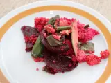 Rote Bete mit pinkem Couscous und grünen Bohnen, ein farbenfrohes Gericht, das auch einem Kleinkind schmecken würde.