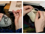 Händer stickar med garn och stickor. Instruktioner syns i bakgrunden. Man kan se hur man ska sticka upp maskor.