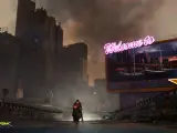 Motociclista en Night City, con rascacielos y un letrero de neón "Welcome to". Ideal para los requisitos de Cyberpunk 2077.