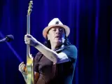 Carlos Santana z gitarą, gotowy do wykonania swoich niezapomnianych utworów.