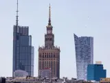 Warszawskie drapacze chmur, w tym Pałac Kultury i Nauki, symbolizują dynamiczną budowę miasta.
