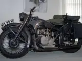 Stary motocykl BMW z koszem, z tablicą rejestracyjną WL-5639. Ten klasyk z Niemiec to prawdziwa gratka dla fanów motoryzacji.