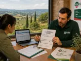 Uomo e donna analizzano calcolo disoccupazione agricola. Offerte lavoro stagione invernale per lavoratori agricoli.