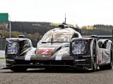 Wyścigowy Porsche 919 z numerem 2 na masce, gotowy do startu na torze wyścigowym.