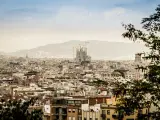 Widok na Barcelonę z Sagradą Familią w oddali. Zastanawiasz się, ile się leci do Barcelony, patrząc na to miasto?
