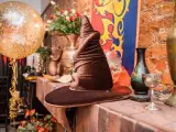Czapka Mówiąca, złoty balon i bukiet róż tworzą magiczną atmosferę na weselu w stylu Harry'ego Pottera.