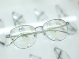 Okulary do bliży i dali z oznaczeniami L i R. Soczewki mają zaznaczone obszary widzenia, ułatwiające dobór korekcji.