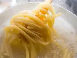 Jak ugotować makaron? Zobacz, jak spaghetti wrze w garnku, gotowe do podania.