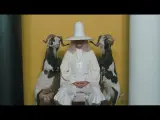 Uomo con cappello conico bianco e due capre imbalsamate, simbolo de la montagna sacra Jodorowsky.