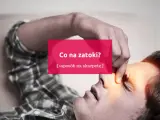 Mężczyzna z bólem zatok, trzymający się za czoło. Napis: "Co na zatoki? [+sposób na skarpetę]".