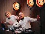 Dwóch DJ-ów w białych koszulach i czarnych muszkach, gotowych do zabawy. Zastanawiasz się, ile kosztuje dj na wesele?
