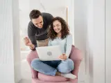Para przygotowuje się do ślubu, korzystając z nauk przedmałżeńskich online.